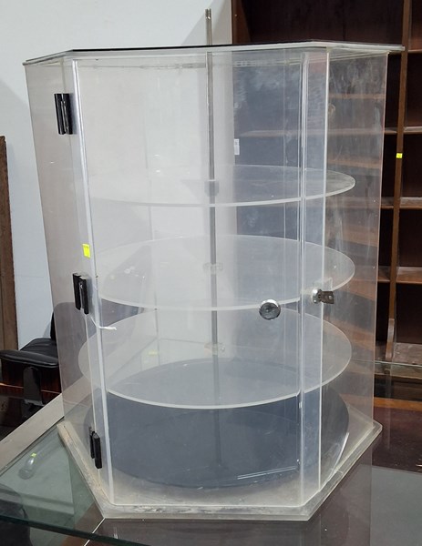 Lot 430 - DISPLAY CASE