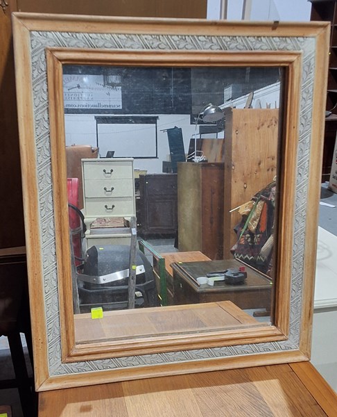 Lot 518 - WALL MIRROR