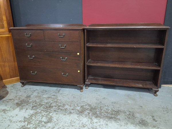 Lot 139 - CHEST OF DRAWERS & BOOKSHELF