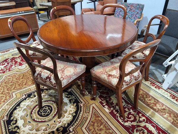 Lot 566 - BREAKFAST SUITE