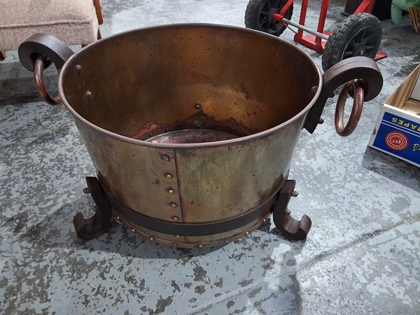 Lot 201 - COPPER POT