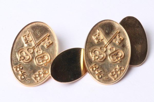 Lot 1033 - GOLD CUFFLINKS