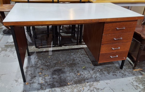 Lot 445 - DESK
