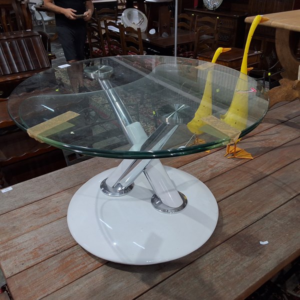 Lot 256 - COFFEE TABLE