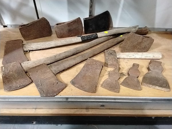 Lot 1460 - VINTAGE AXES