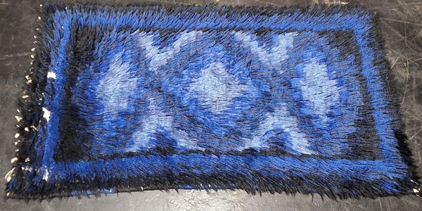 Lot 362 - DECORATIVE RUG