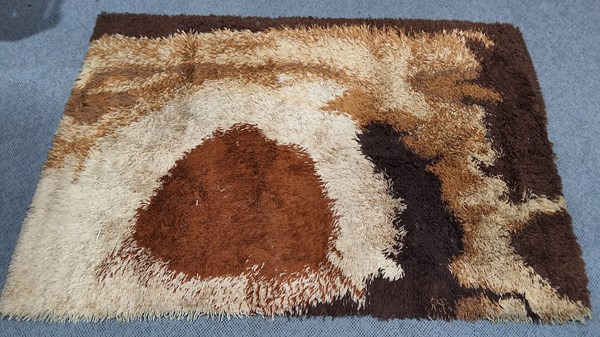 Lot 271 - FLOOR RUG