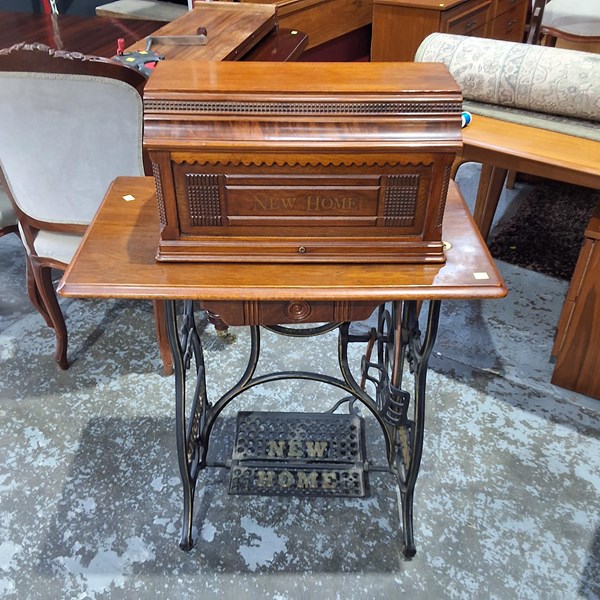 Lot 91 - SEWING MACHINE