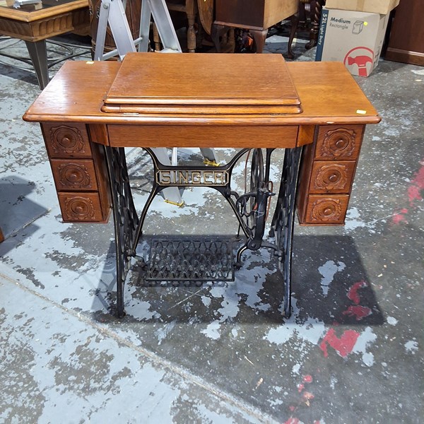 Lot 191 - SEWING MACHINE