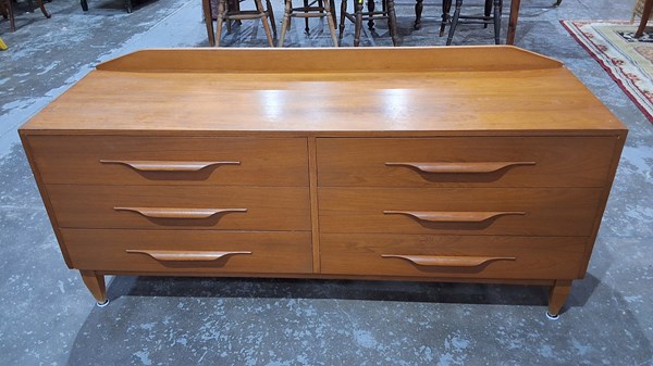 Lot 174 - CHEST OF DRAWERS
