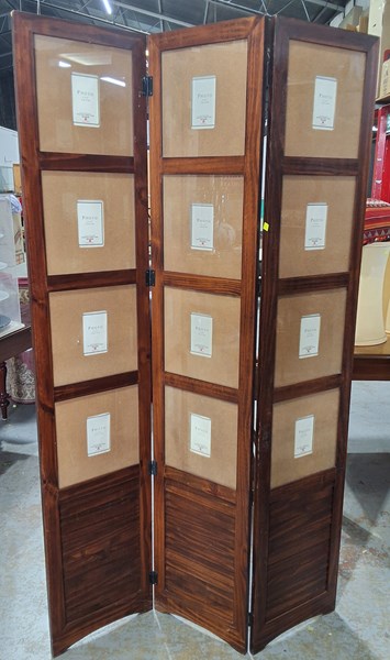 Lot 558 - PHOTO FRAME DIVIDER