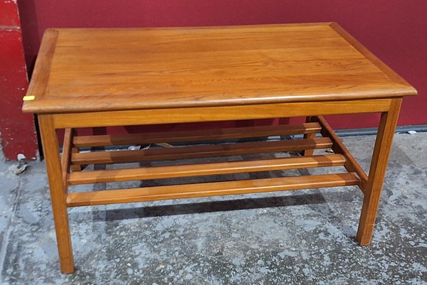 Lot 274 - COFFEE TABLE
