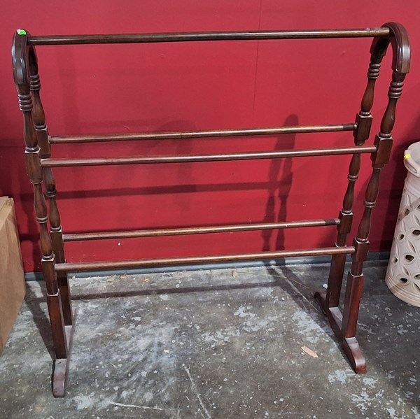 Lot 255 - TOWEL RAIL