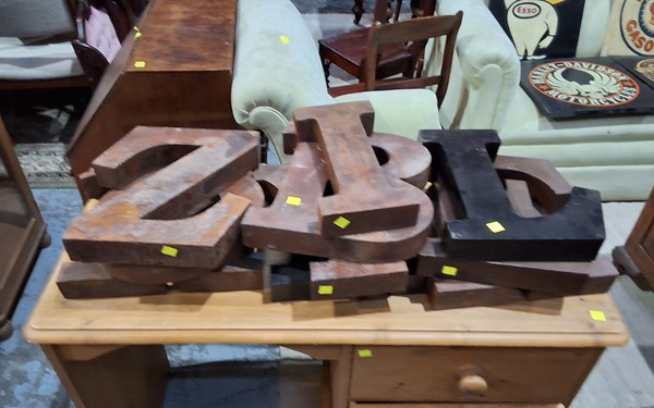 Lot 145 - METAL LETTERS