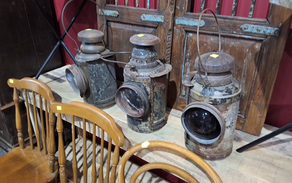 Lot 213 - RAIL LAMPS