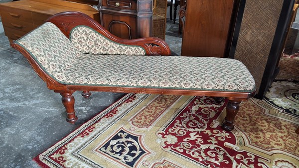 Lot 168 - CHAISE LOUNGE