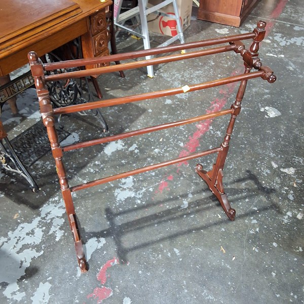 Lot 126 - TOWEL RAIL