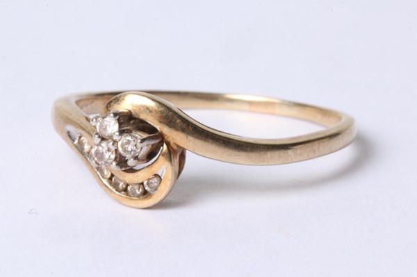 Lot 1012 - GOLD DIAMOND RING