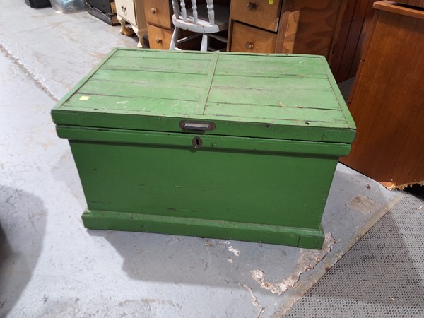 Lot 294 - VINTAGE TRUNK