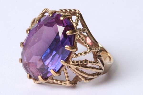 Lot 1023 - GOLD AMETHYST RING