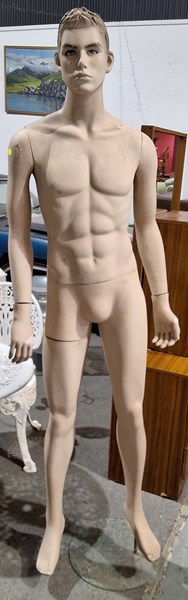 Lot 390 - MANNEQUIN