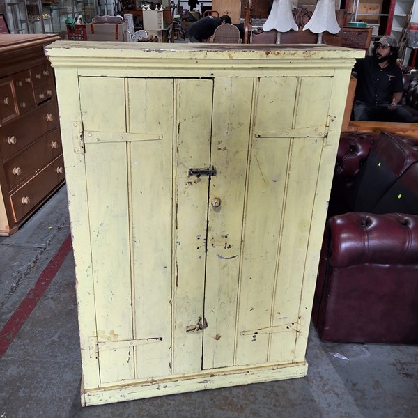 Lot 319 - CUPBOARD