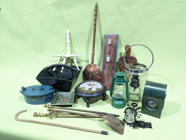 Lot 384 - COTTAGE COLLECTABLES