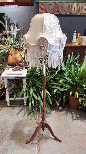 Lot 16 - STANDARD LAMP