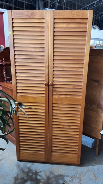 Lot 555 - CUPBOARD