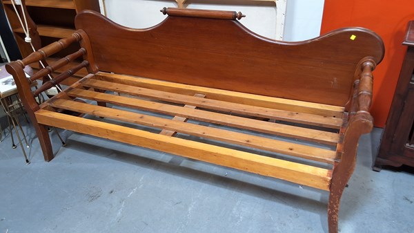 Lot 514 - MINERS COUCH