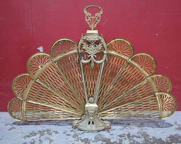 Lot 517 - FIRE SCREEN