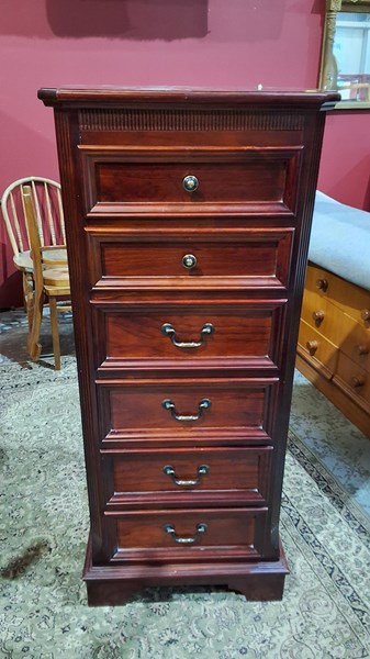 Lot 39 - LINGERIE CHEST
