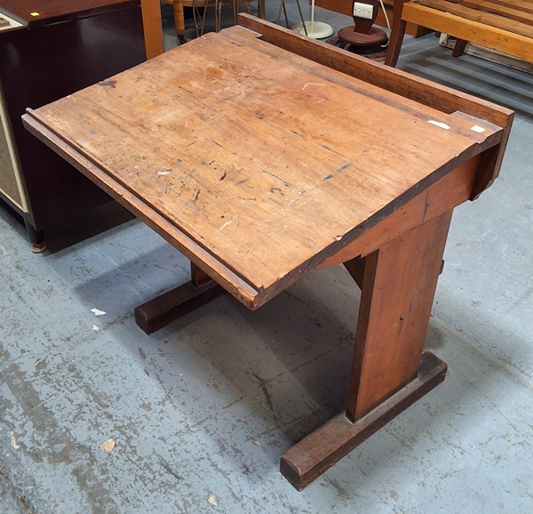 Lot 471 - SCHOOL DESK