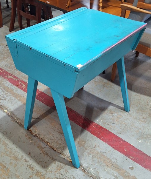 Lot 285 - SCHOOL DESK