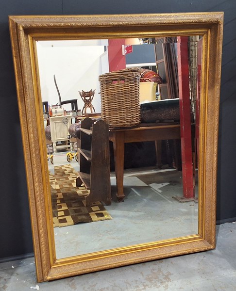 Lot 486 - WALL MIRROR