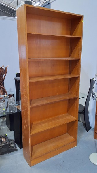 Lot 556 - BOOKSHELF