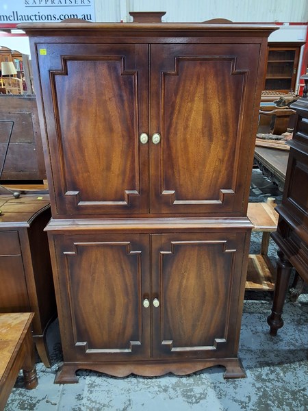 Lot 25 - COCKTAIL CABINET