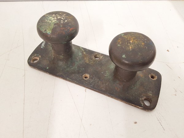 Lot 1359 - CAST METAL DOCK CLEATS