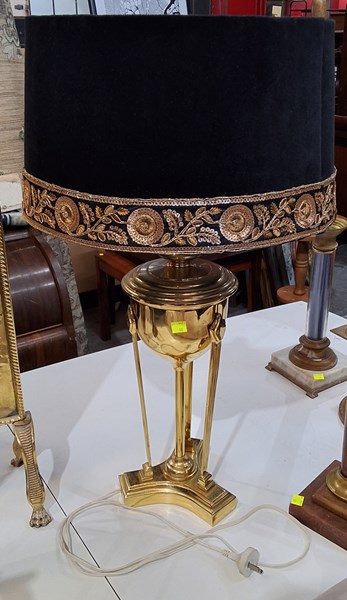 Lot 569 - TABLE LAMP