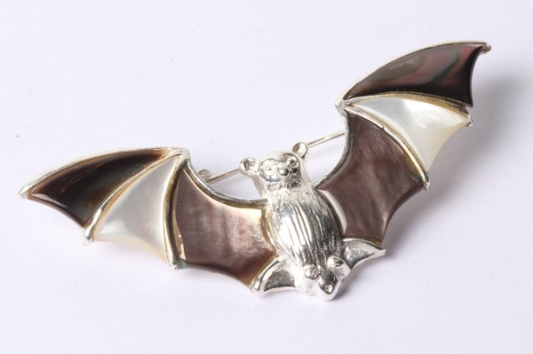 Lot 1067 - SILVER BAT BROOCH