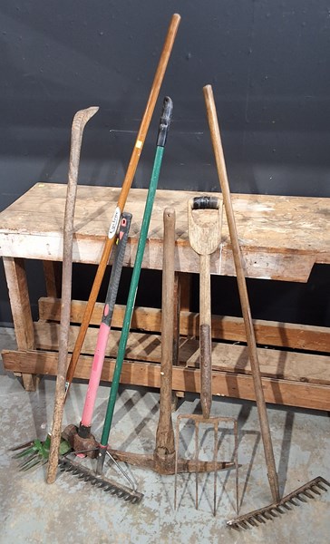 Lot 310 - GARDEN TOOLS