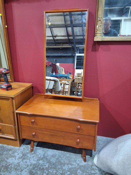 Lot 100 - DRESSING TABLE