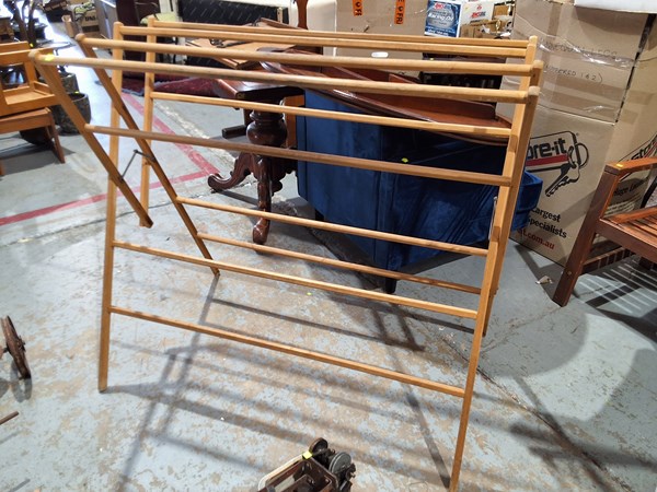Lot 318 - CLOTHES AIRER