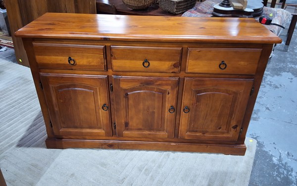 Lot 136 - SIDEBOARD