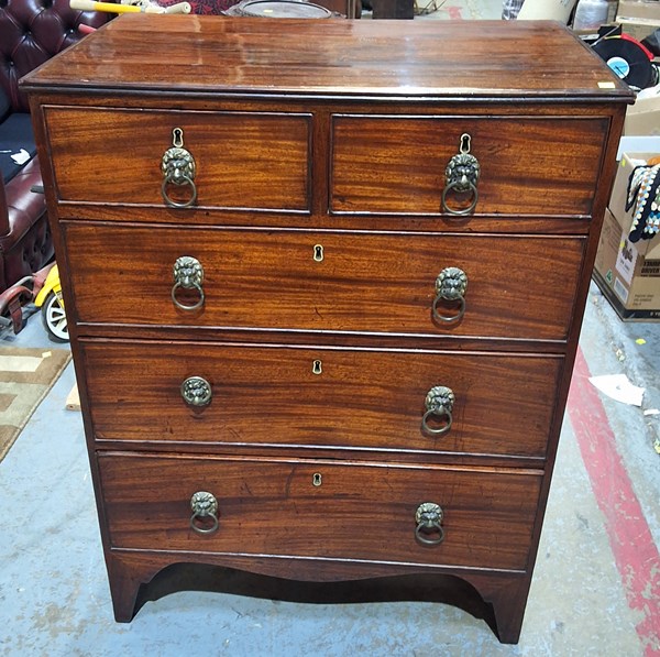 Lot 19 - CHEST OF DRAWERS