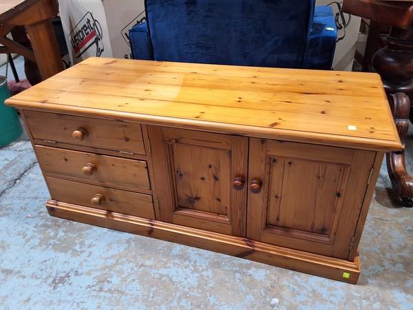 Lot 462 - LOWLINE CHEST