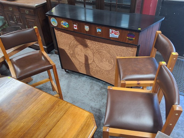 Lot 252 - BAR AND STOOLS