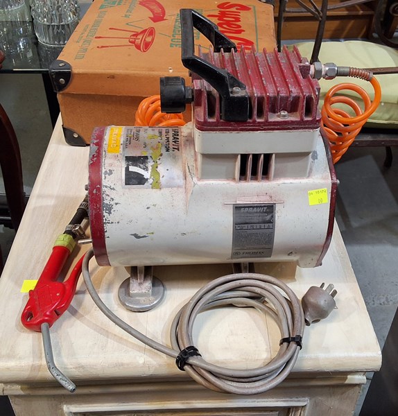 Lot 330 - PISTON COMPRESSOR