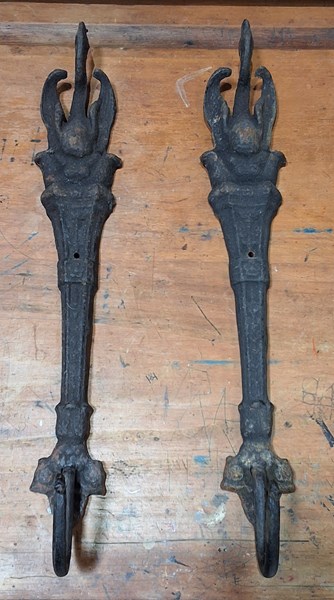 Lot 48 - WALL HOOKS