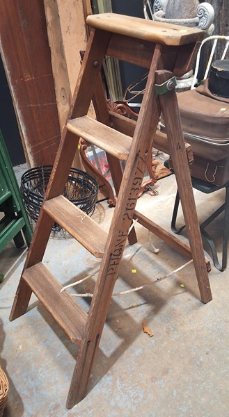 Lot 579 - STEP LADDER